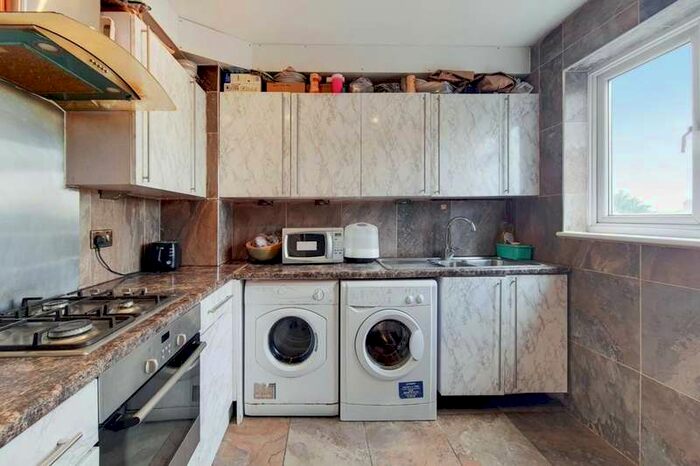 3 Bedroom Maisonette Flat To Rent In Woodhouse Road, North Finchley, N12