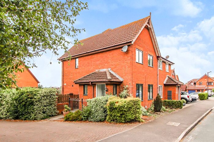 3 Bedroom Semi-Detached House For Sale In Thornhill Drive, Swindon, SN25