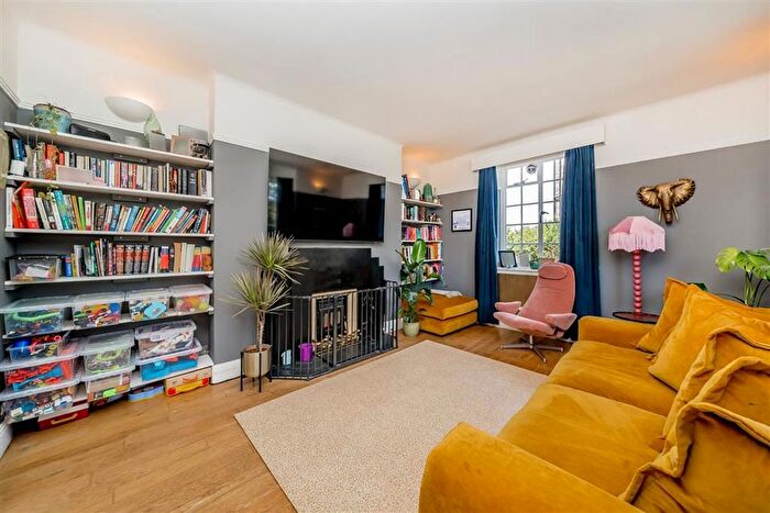 3 Bedroom Flat For Sale In Hyde Vale, Greenwich, SE10