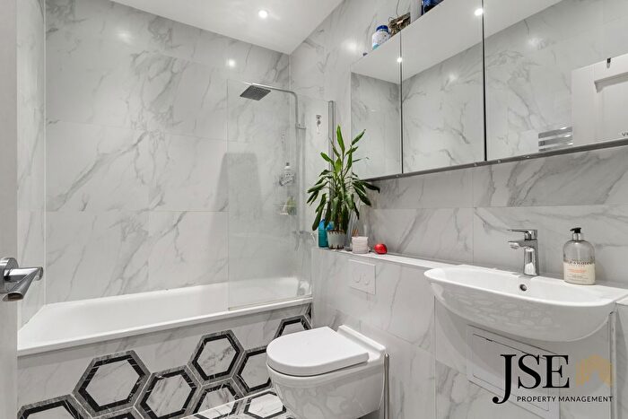 3 Bedroom Flat To Rent In Brooke Road, London, N16