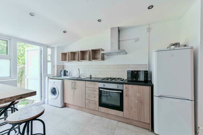 2 Bedroom Flat To Rent In Brownlow Road, London, , Bounds Green, London, N11