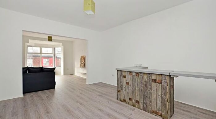 5 Bedroom Semi-Detached House To Rent In City Road, Sheffield, S2