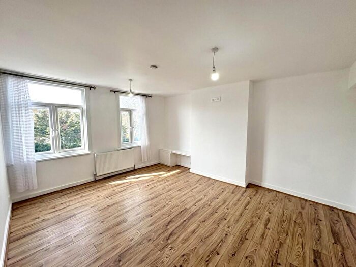 3 Bedroom Maisonette To Rent In Lewisham Way, Brockley, London, SE4