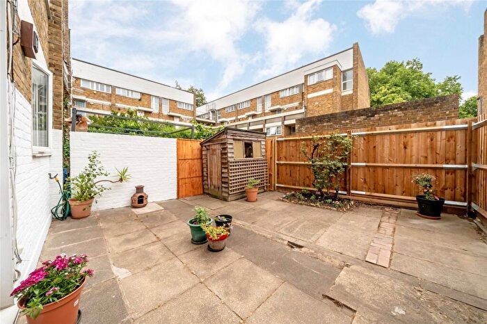 3 Bedroom Maisonette For Sale In St. Peter's Way, London, N1
