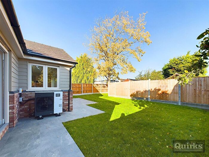 2 Bedroom Detached Bungalow For Sale In Runwell Road, Wickford, SS11