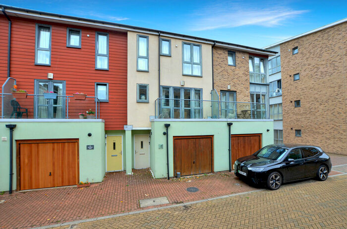 3 Bedroom Town House To Rent In Scholars Walk, Cambridge, CB4