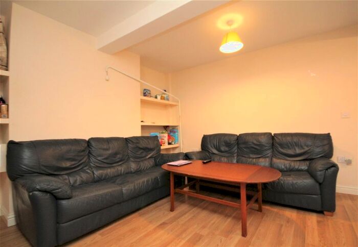 5 Bedroom Semi-Detached House To Rent In Aldershot Road, Guildford, GU2