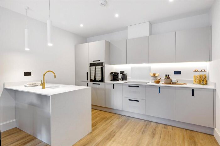1 Bedroom Flat For Sale In Jubilee Gardens, Oatlands Drive, Weybridge, KT13