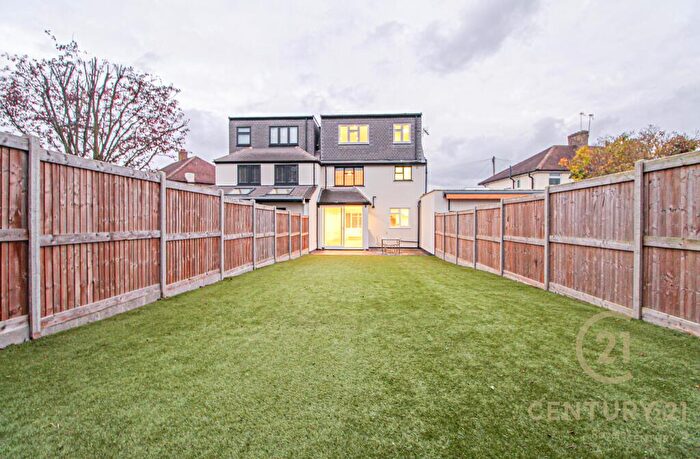 4 Bedroom Terraced House To Rent In Rhodrons Avenue Chessington, KT9