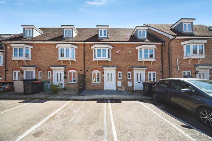 3 Bedroom Town House For Sale In Watling Gardens, Dunstable, LU6