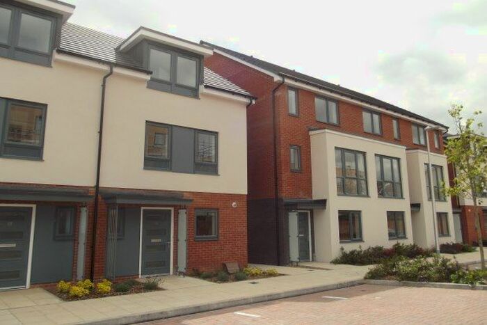 3 Bedroom Town House To Rent In Padworth Avenue, Reading, RG2