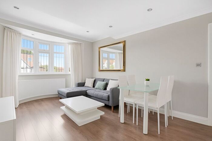 4 Bedroom Flat To Rent In Golders Rise, London, NW4