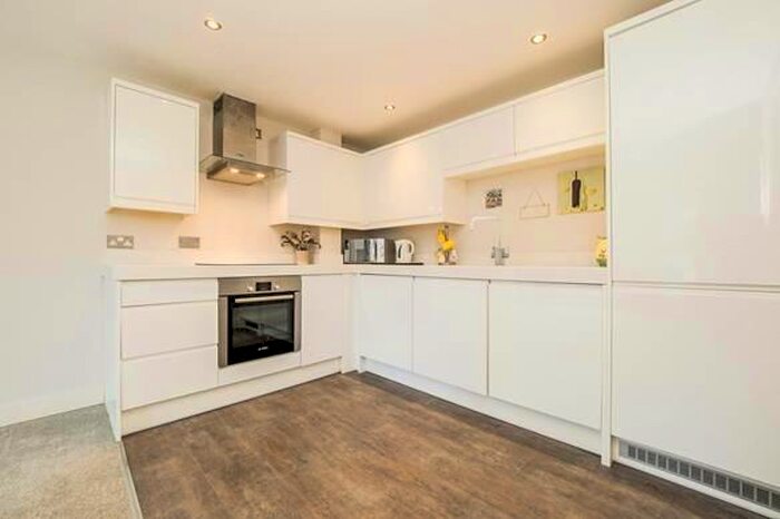 2 Bedroom Flat To Rent In High Road, Woodford Green, IG8