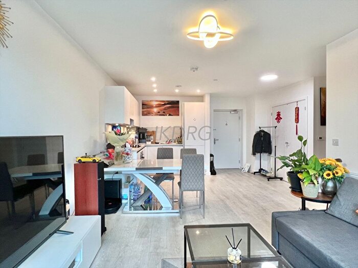1 Bedroom Flat To Rent In East Acton, London, W3