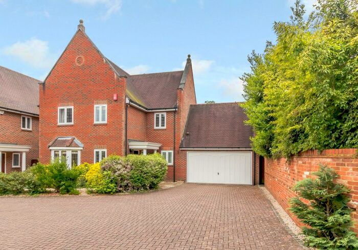 4 Bedroom Detached House To Rent In Kemsley Chase, Farnham Royal, Slough, SL2