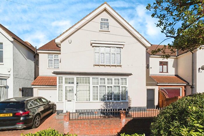 6 Bedroom Detached House For Sale In Strathfield Gardens, Barking, IG11