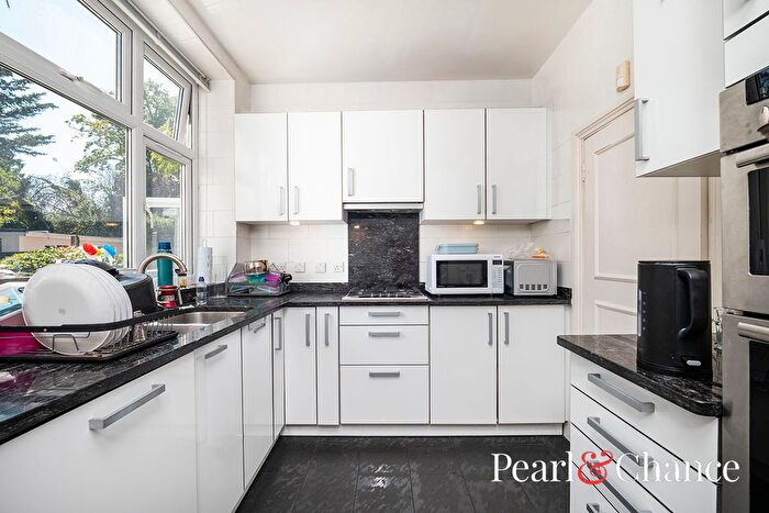 3 Bedroom Flat To Rent In Hoop Lane, London, NW11