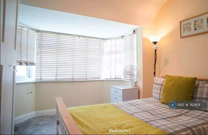 3 Bedroom Semi-Detached House To Rent In Jevington Way, London, SE12