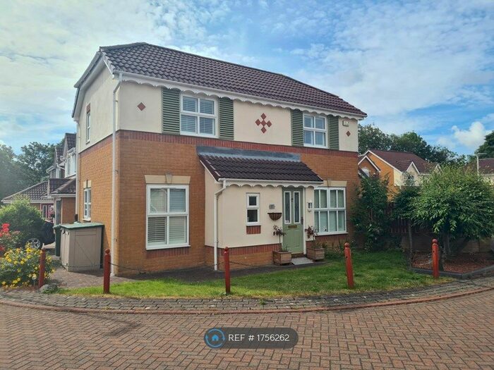 3 Bedroom Detached House To Rent In College Lawns, Leeds, LS12
