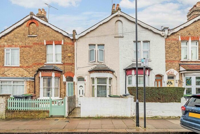 3 Bedroom Terraced House To Rent In Queens Road, London, N11