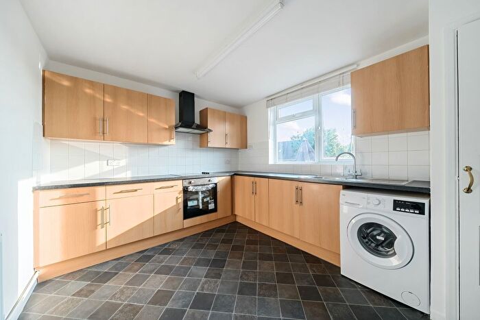 2 Bedroom Flat To Rent In High Street, Edenbridge, TN8