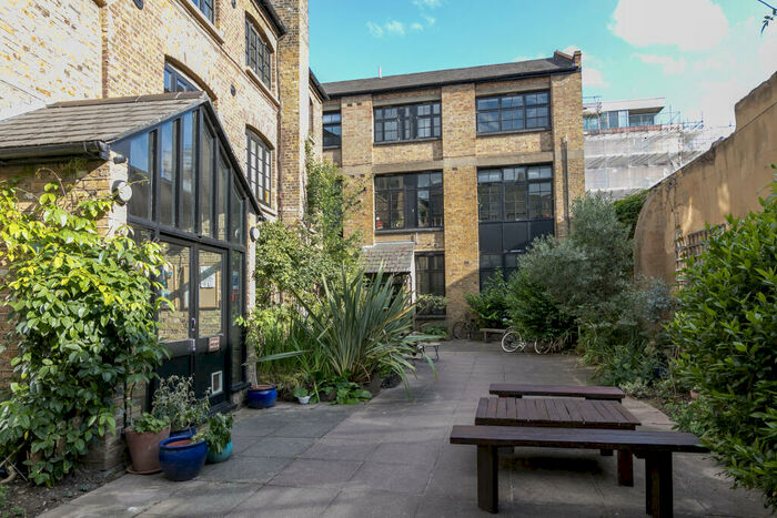 3 Bedroom Maisonette To Rent In Hackney Road, London, E2