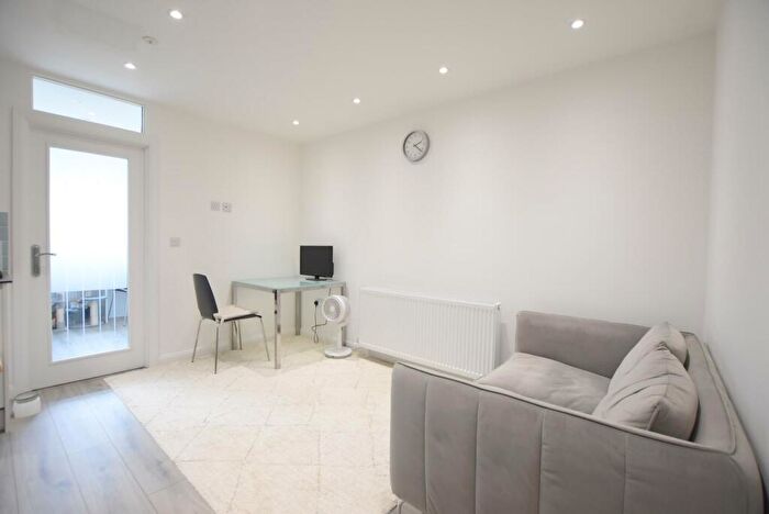 1 Bedroom Apartment To Rent In Regents Park Road, London, N3