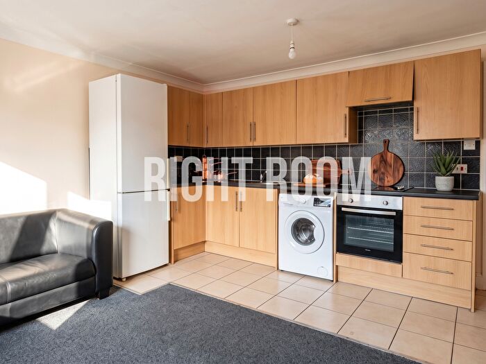3 Bedroom Flat To Rent In Bed Flat, The Broadway, Portswood Road, SO17