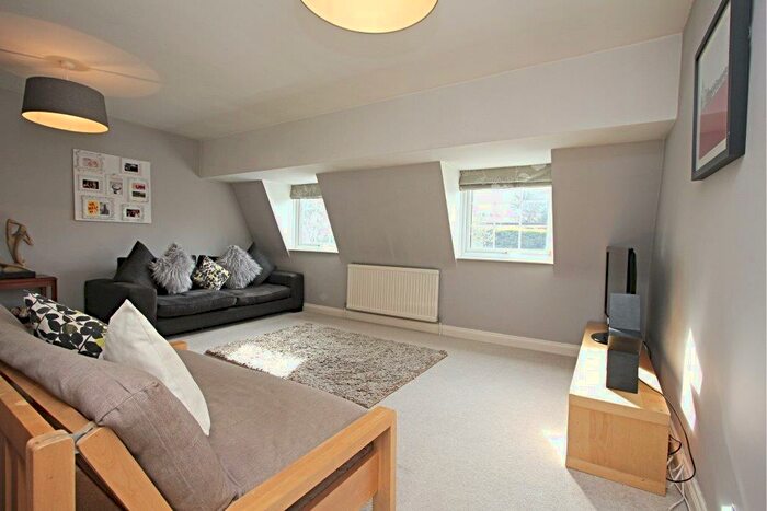 2 Bedroom Flat To Rent In High Street, Chalfont St. Peter, SL9