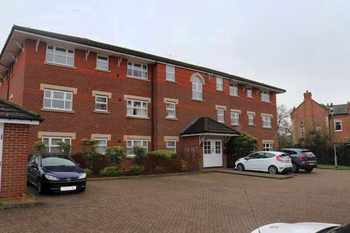 2 Bedroom Flat To Rent In Burns Close, Billericay, CM11