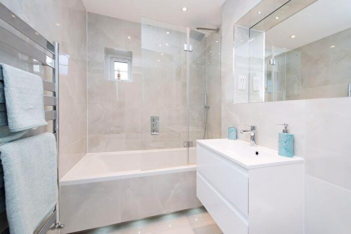 2 Bedroom Apartment To Rent In Ravenscroft Avenue, Golders Green, NW11