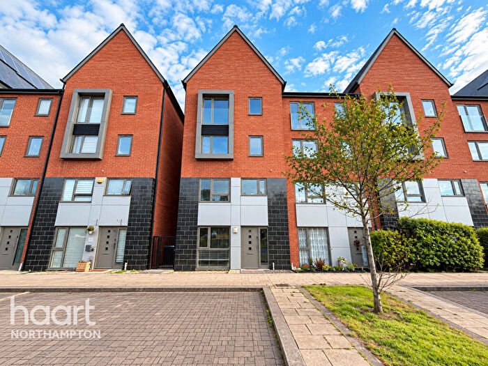 6 Bedroom Town House For Sale In Latchet Lane, Northampton, NN5