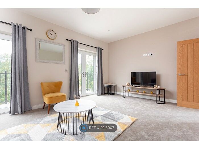 5 Bedroom Flat To Rent In Leeds, Leeds, LS13