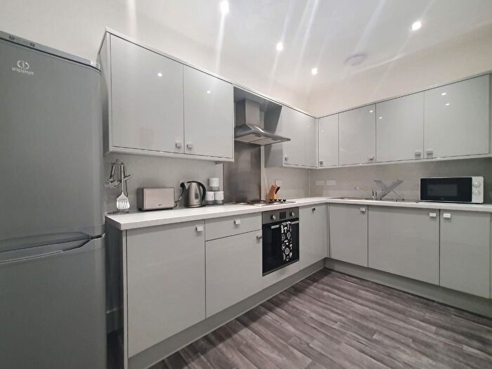 4 Bedroom Flat To Rent In South Clerk Street, Edinburgh, EH8