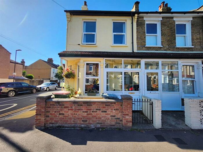3 Bedroom End Of Terrace House For Sale In Edinburgh Road, London, E13