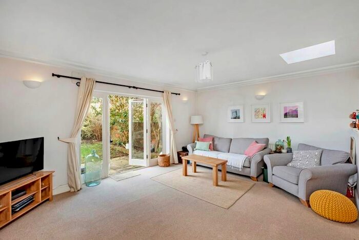 2 Bedroom Flat To Rent In Sheen Road, Richmond, TW9