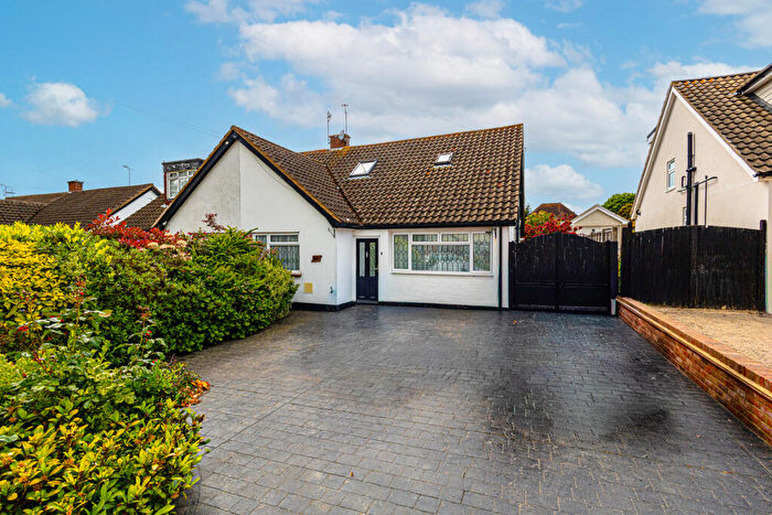3 Bedroom Semi Detached House For Sale In Kingswood Crescent, Rayleigh, SS6