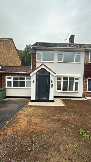 4 Bedroom Semi-Detached House To Rent In Bonney Grove, EN7