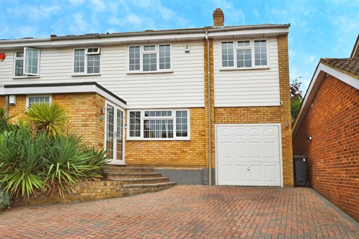 4 Bedroom Semi-Detached House For Sale In Upper Shott, Cheshunt, Waltham Cross, EN7
