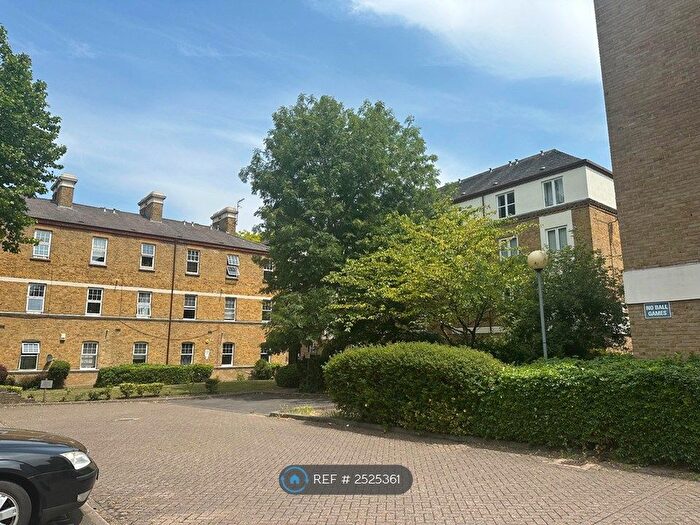 Studio To Rent In Chiltern Court, London, SE14