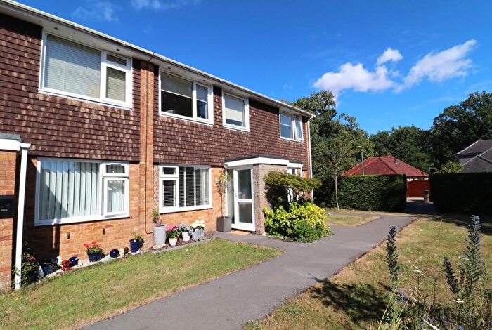 2 Bedroom Flat For Sale In Avon Court, Netley Abbey, SO31