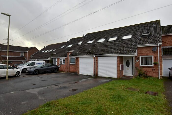 3 Bedroom Semi-Detached House To Rent In Kingfishers, Fareham, PO16