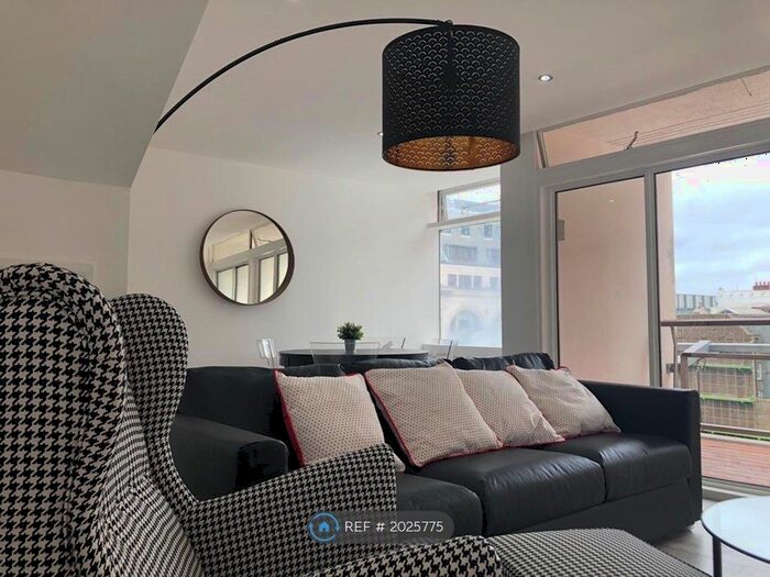 2 Bedroom Flat To Rent In Centre Point House, London, WC2H