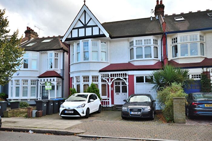 2 Bedroom Flat To Rent In The Mall, Southgate, N14