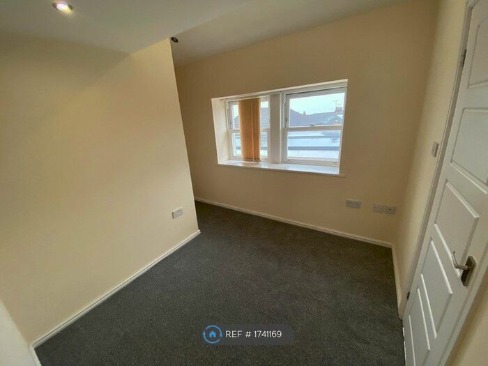 1 Bedroom Flat To Rent In Shamrock House, Pudsey, LS28
