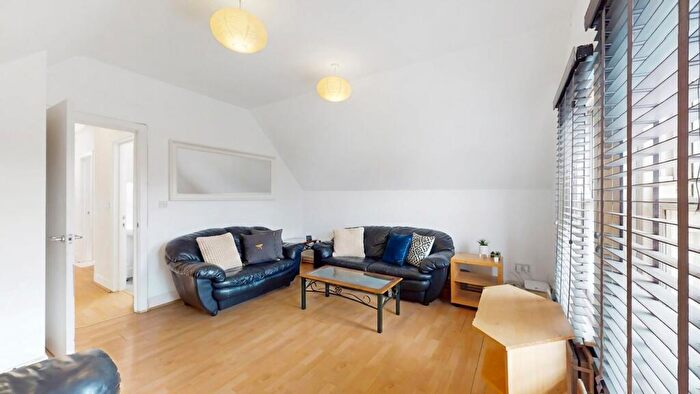 3 Bedroom Apartment To Rent In Minster Road, London, NW2