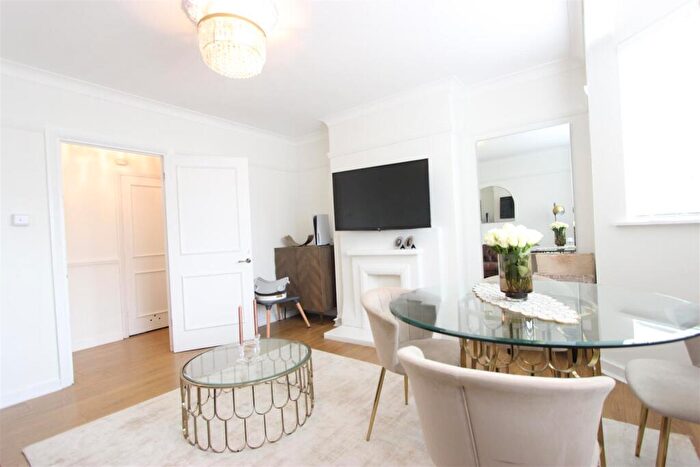 2 Bedroom Apartment For Sale In Green Lanes, London, N21