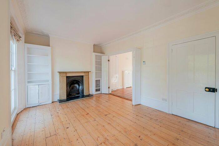 2 Bedroom Maisonette To Rent In Arlington Square, London, N1
