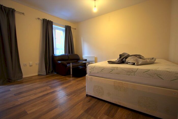 4 Bedroom Property To Rent In Duckett Street, London, E1