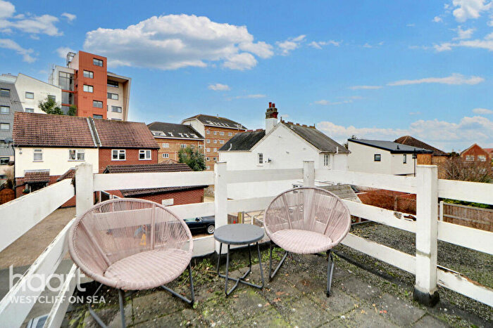 1 Bedroom Flat For Sale In Whitefriars Crescent, Westcliff-On-Sea, SS0